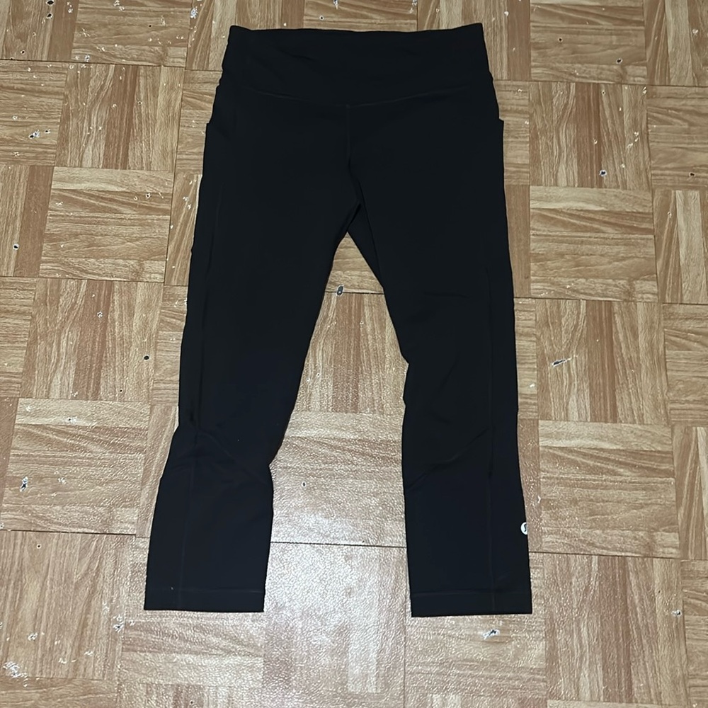 Lululemon size 6 black legging (includes side pockets )